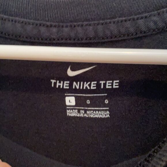 Very loved Nike Tee L - Picture 2 of 2